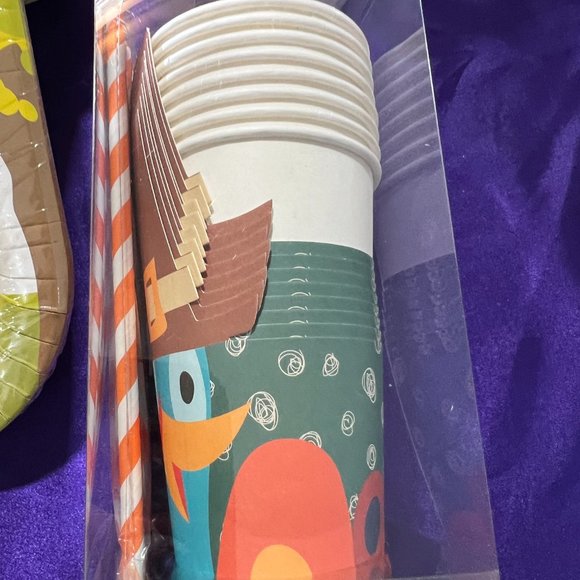 New 📌 64 Pieces Party Set Square Dinner Plates, Cups, Straws, Plastic Drinkware - Picture 8 of 9